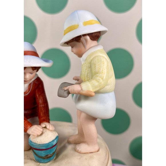 Avon "Summer Fun" figurine, Jessie Wilcox Smith Collection, handpainted, mint - Picture 5 of 13